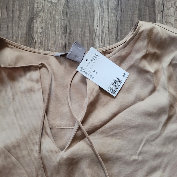 1+1+1= $35 🛍 H&M Blouse NWT Top Beige Size M - Picture 2 of 6